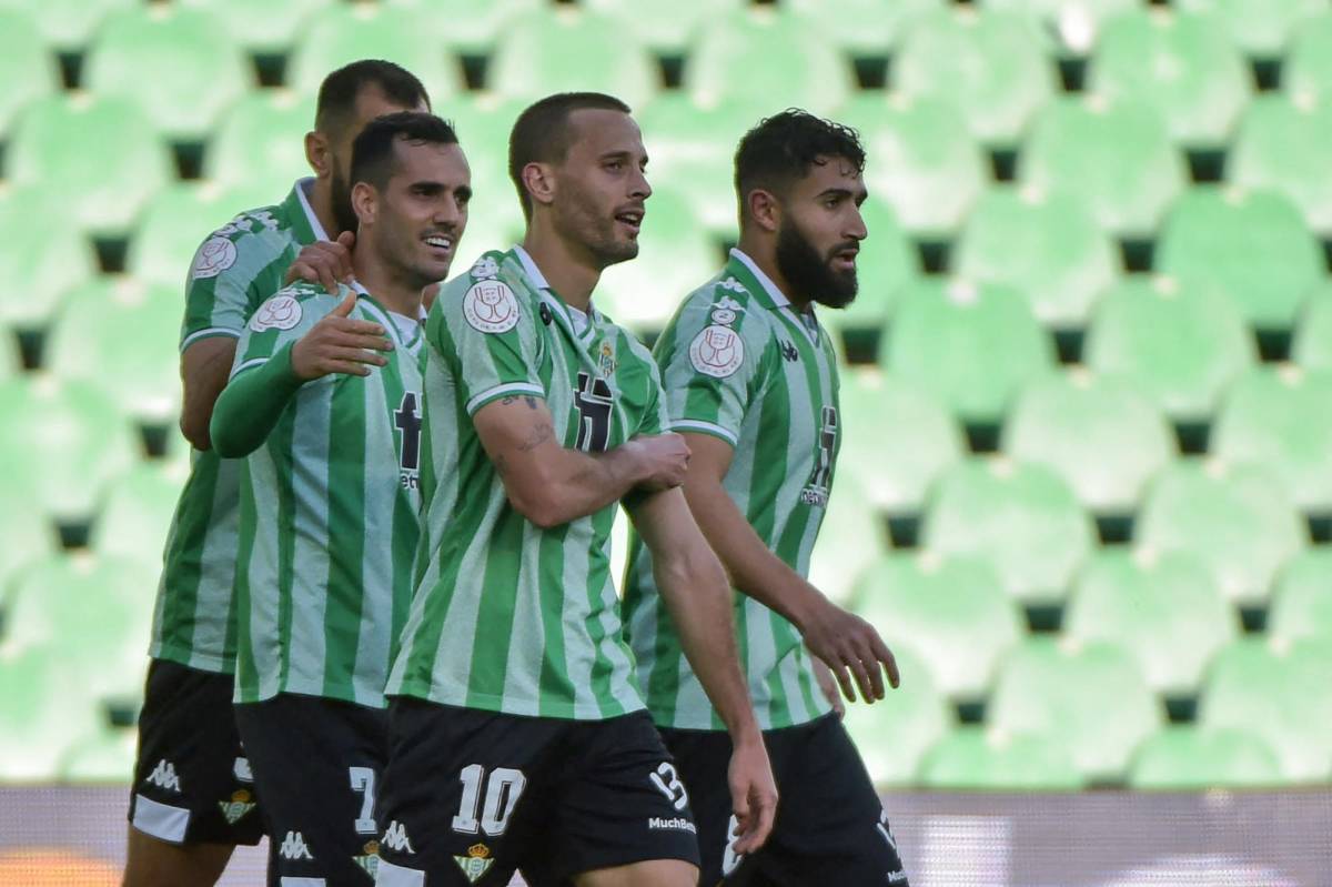 Un día después, a puerta cerrada y tras una suspensión: Real Betis gana el derbi ante Sevilla y avanza en Copa del Rey