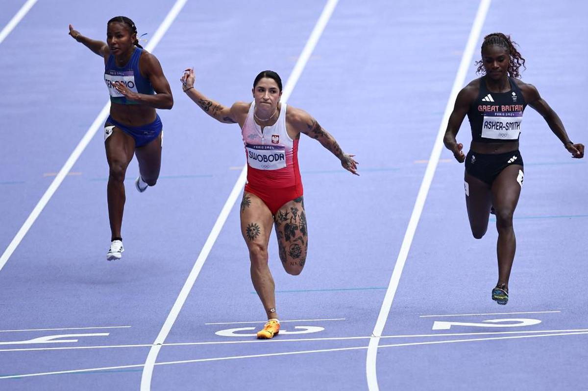 París 2024: así es la corredora polaca que se hizo viral por un peculiar saludo y exuberantes tatuajes