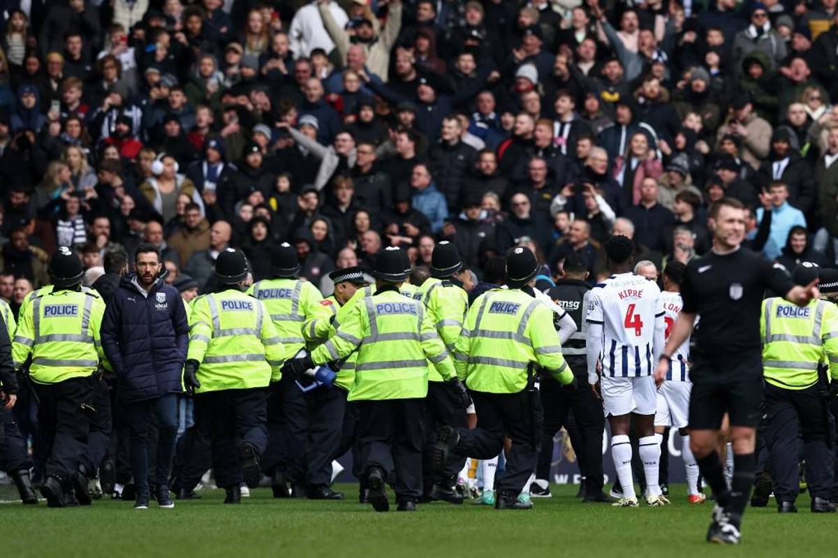 Interrumpido un partido de la FA Cup por fuertes incidentes en las gradas: futbolista tuvo que sacar a su familia