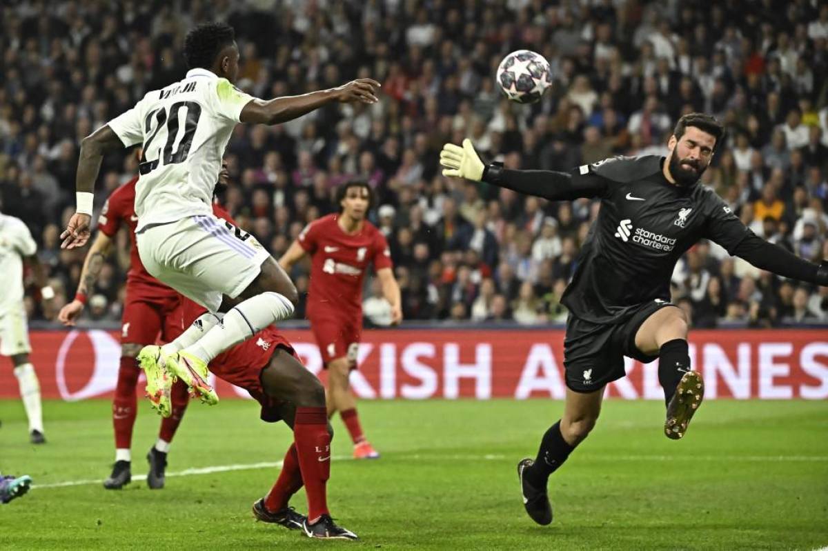 Con gol de Benzema, Real Madrid no tiene problemas con Liverpool y clasifica a los cuartos de final de la Champions