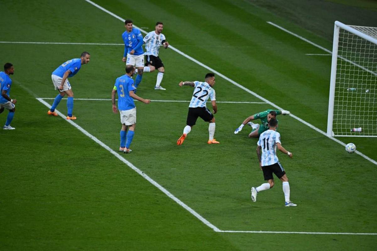 Messi sufre terrible codazo y Chiellini no lo podía agarrar; así festejó Argentina tras golear a Italia y ganar la Finalissima