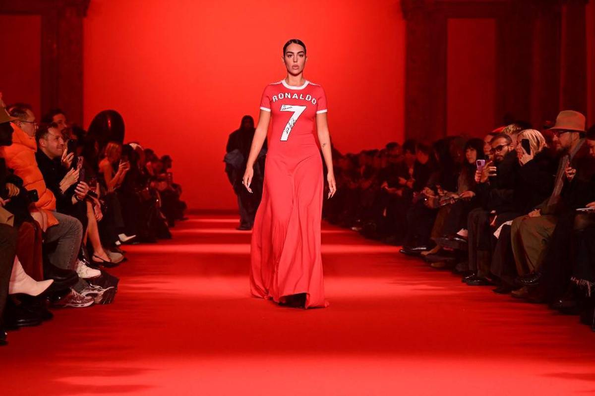 Georgina Rodríguez sorprendió en París con su atuendo: le rinde homenaje a Cristiano Ronaldo y la declaración de amor