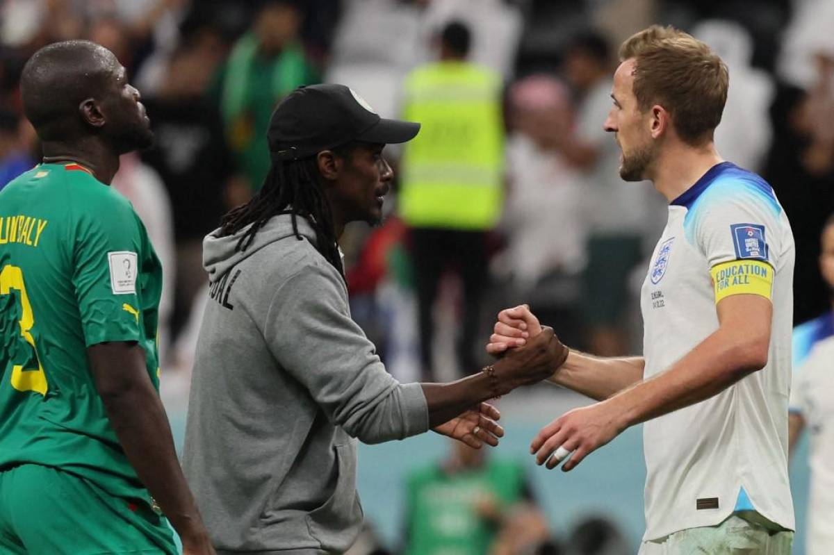 Figura de Inglaterra deja la selección y regresa a su país por asuntos familiares; las preciosas ‘WAGs’ y lágrimas en Senegal