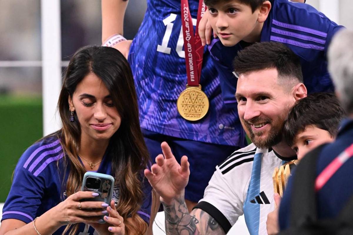 ¿Qué significa la capa que le colocó el Emir de Qatar a Messi? El polémico festejo del Dibu y un Mbappé destrozado por Argentina