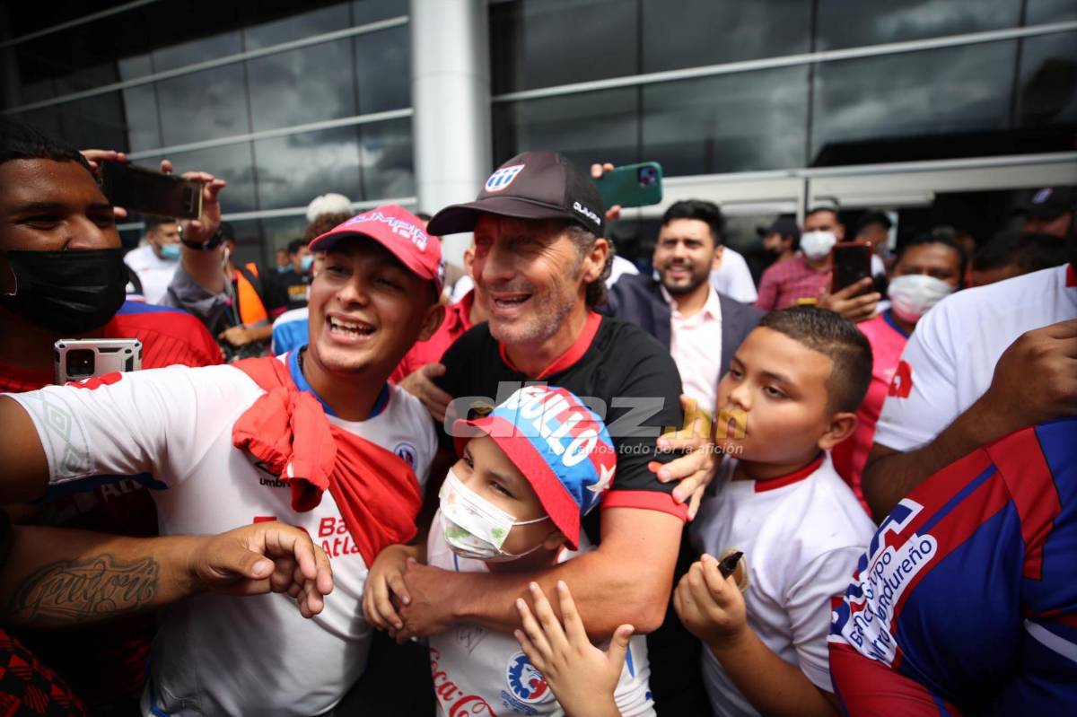 La llegada triunfal del campeón Olimpia a Honduras: La locura del ‘Patón’, el recibimiento a Bengtson y ¿quién bajó la copa?