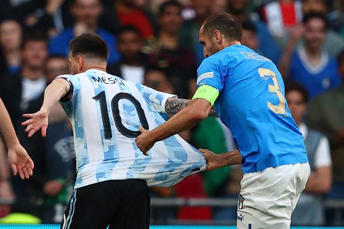 Messi sufre terrible codazo y Chiellini no lo podía agarrar; así festejó Argentina tras golear a Italia y ganar la Finalissima
