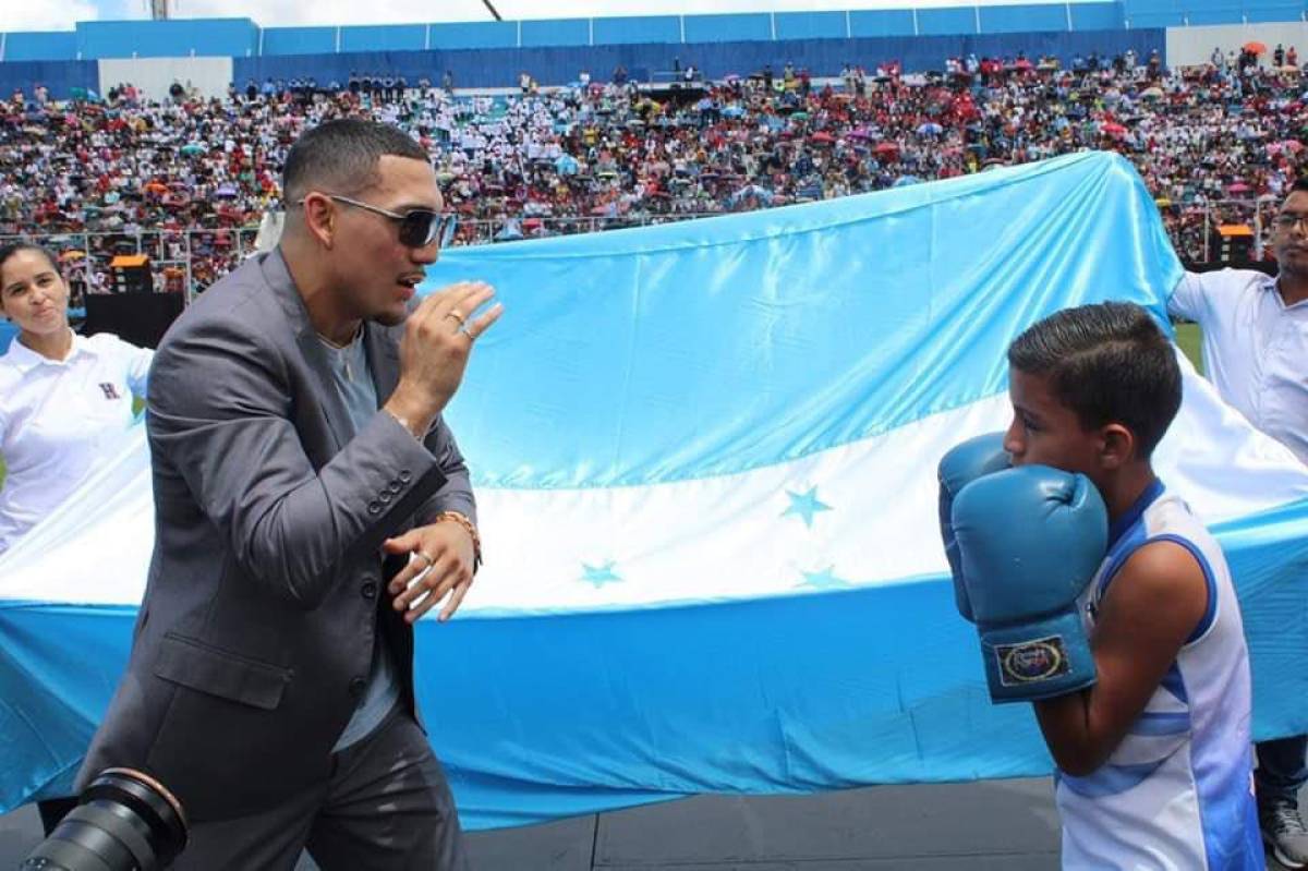 ¡Un show “peleando” con niños! Así fue captado el boxeador Teófimo López en su presencia en los desfiles de Honduras