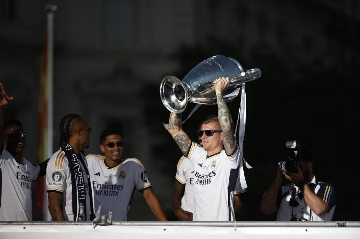 Real Madrid montó un fiestón en Cibeles: el puro de Ancelotti, Camavinga lidera los bailes y la despedida de Kroos