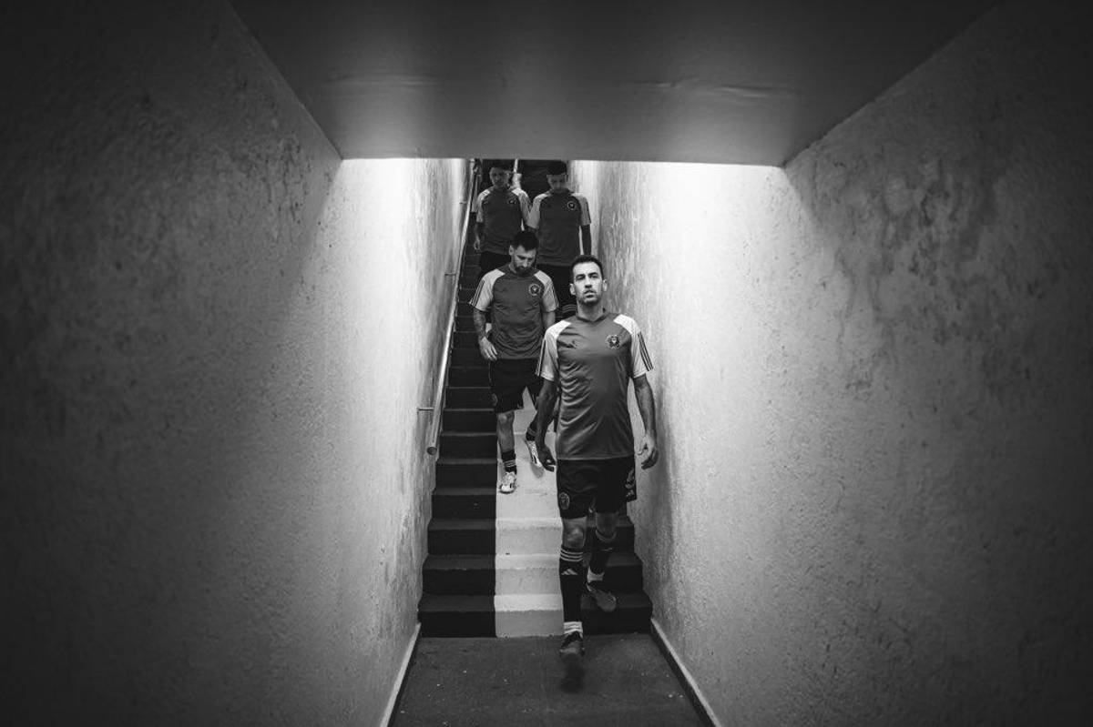 FOTOS: Viral abrazo de Messi con leyenda, el reencuentro con Suárez y colosal llenazo en El Salvador vs Inter Miami