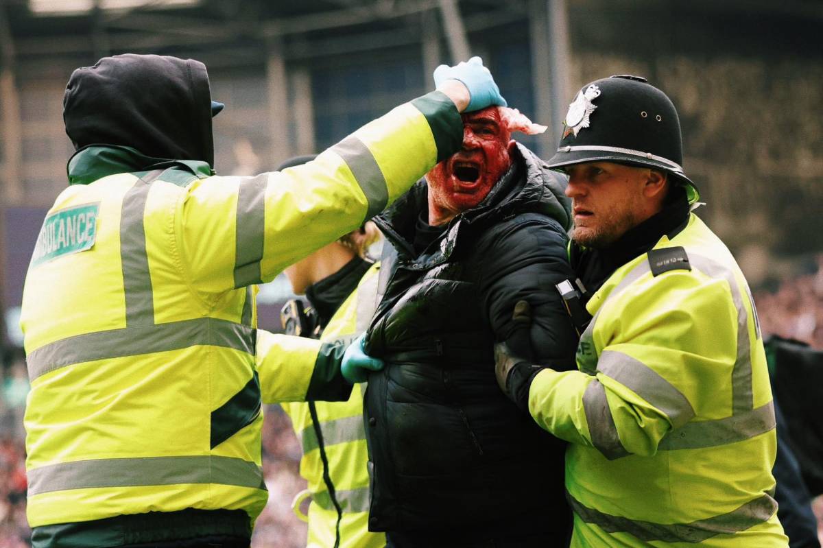 Interrumpido un partido de la FA Cup por fuertes incidentes en las gradas: futbolista tuvo que sacar a su familia