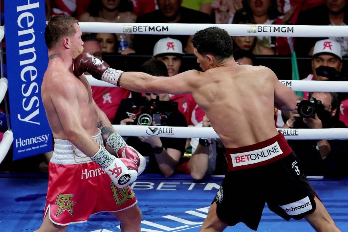 Canelo Álvarez levantó al ruso Bivol en pleno combate y quiénes eran las bellas mujeres que estaban en la segunda fila