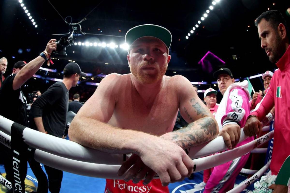 Canelo Álvarez levantó al ruso Bivol en pleno combate y quiénes eran las bellas mujeres que estaban en la segunda fila