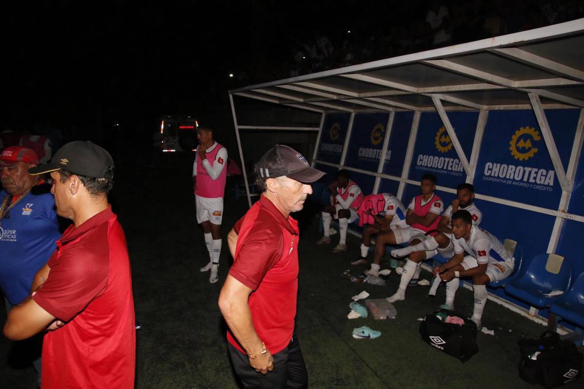 El tremendo enfado de Pedro Troglio tras la suspensión del Lobos - Olimpia y la respuesta que le envió el técnico de UPN