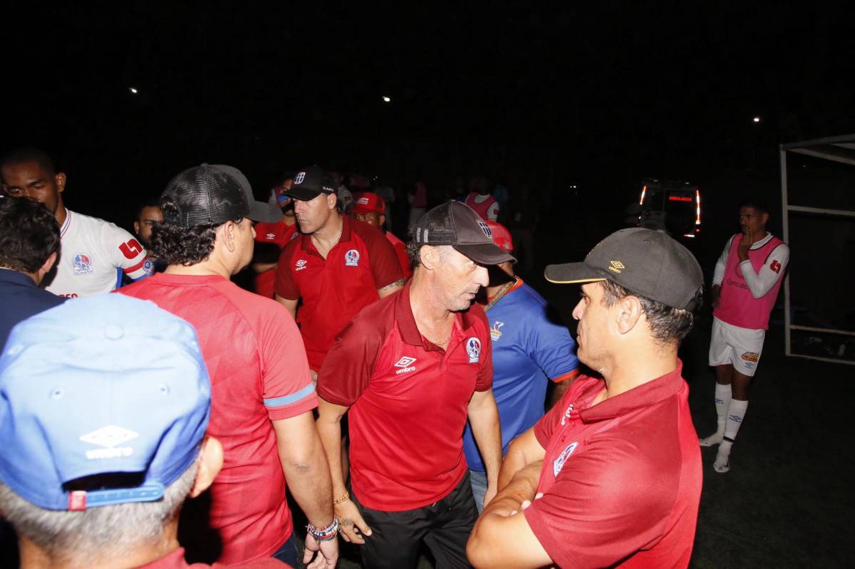 El tremendo enfado de Pedro Troglio tras la suspensión del Lobos - Olimpia y la respuesta que le envió el técnico de UPN