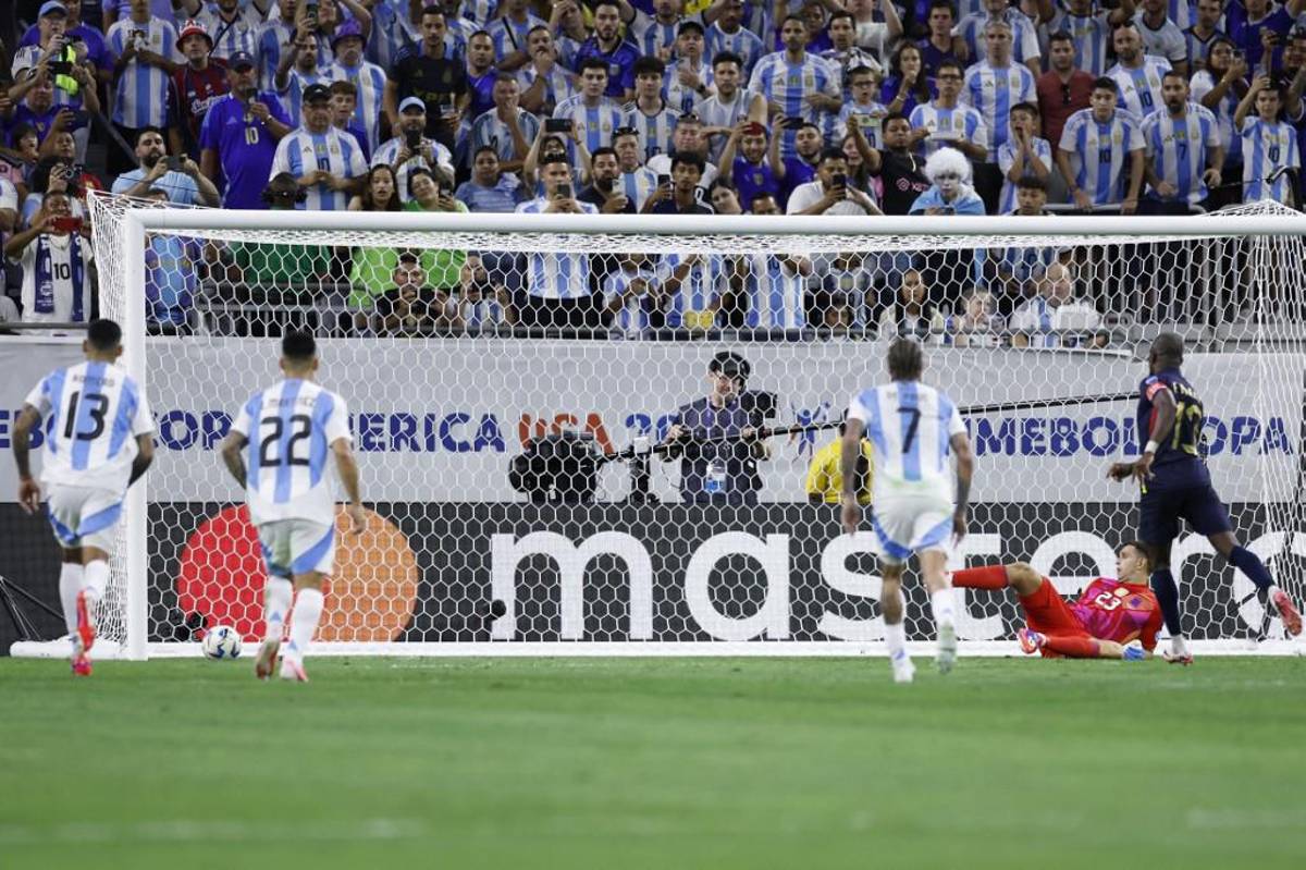 Copa América 2024: Messi falló penal, el show del Dibu Martínez y así festejó Argentina el sufrido pase a semifinales
