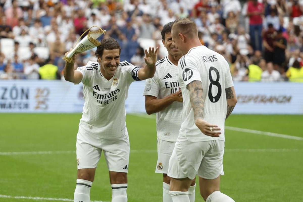 Toni Kroos volvió al Bernabéu y lo hizo con gol: Raúl se rinde ante el alemán en partido de leyendas del Real Madrid
