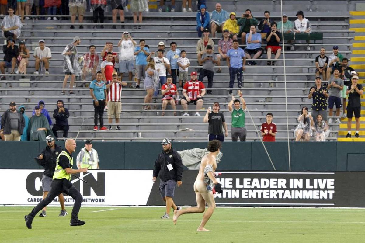 NO SE VIO EN TV: La verdadera melena de Haaland, el consejero y el intruso que entró sin ropa en el Manchester City-Bayern Múnich