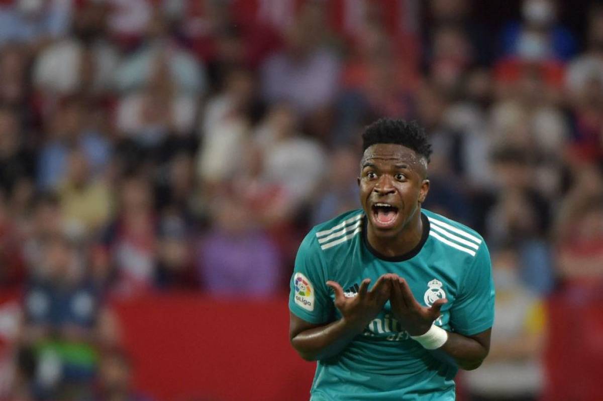 Las fotos de la increíble remontada del Real Madrid: Alaba celebra con otra silla y la bronca de Vinicius