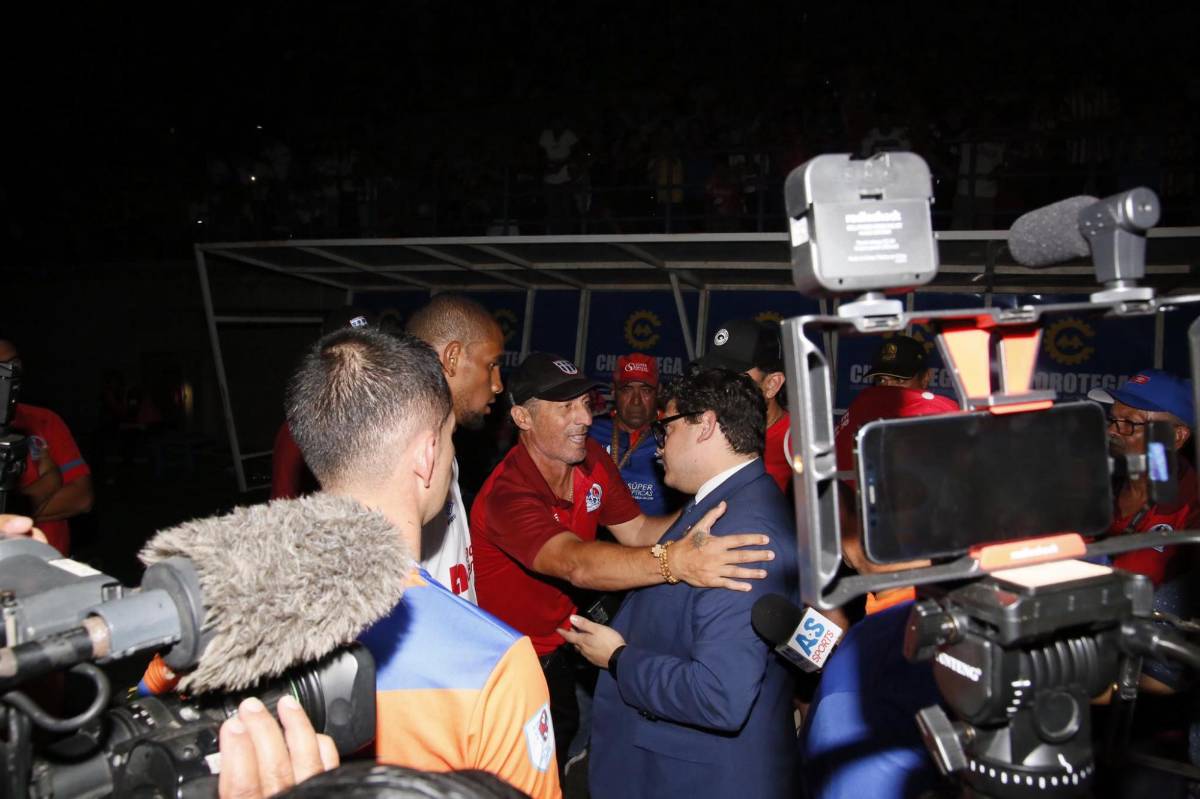 El tremendo enfado de Pedro Troglio tras la suspensión del Lobos - Olimpia y la respuesta que le envió el técnico de UPN