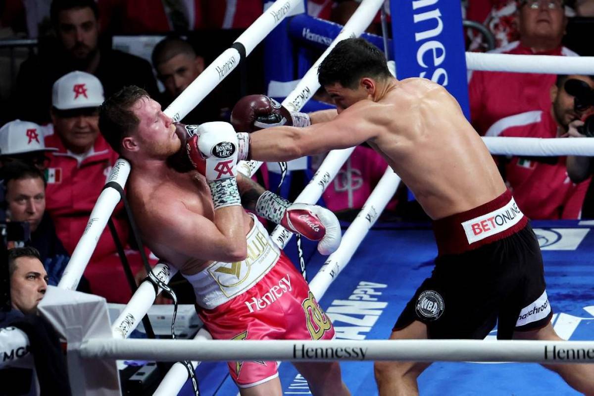 Canelo Álvarez levantó al ruso Bivol en pleno combate y quiénes eran las bellas mujeres que estaban en la segunda fila