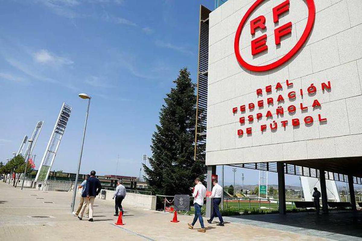 Escándalo en el fútbol español: el motivo por el que hay siete arrestados, la ‘fuga’ de Luis Rubiales e Iker Casillas explota