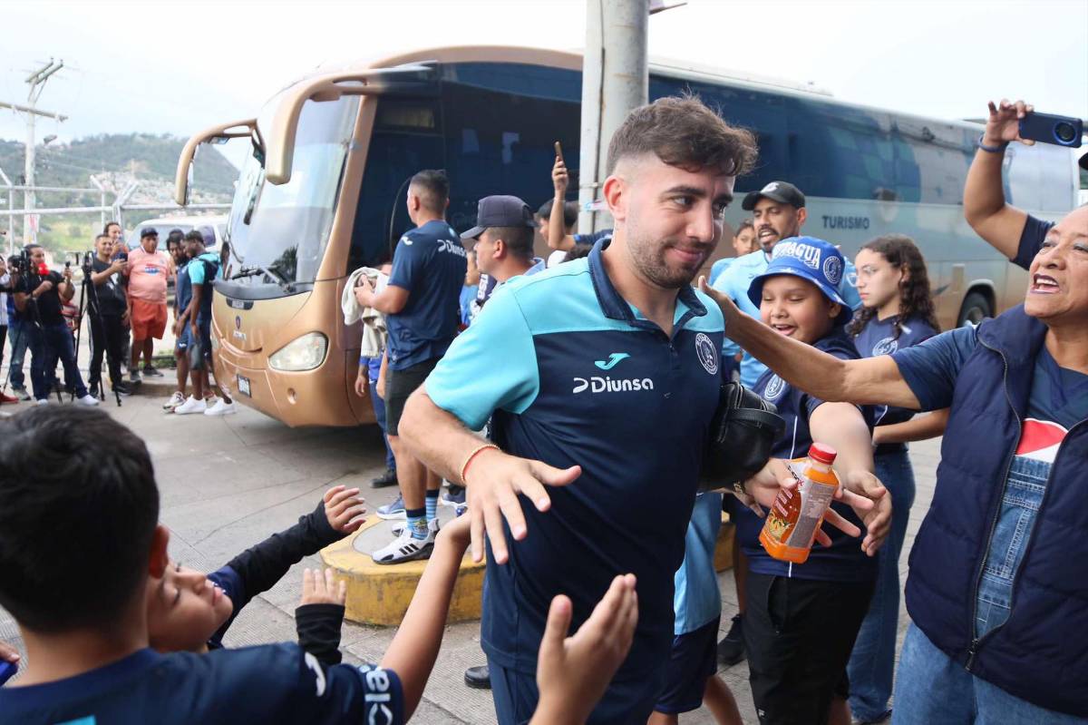 Motagua fue recibido a lo grande, la Copa estuvo a disposición de los aficionados y las novias no se pierden el show ¿Qué tomó Agustín Auzmendi?