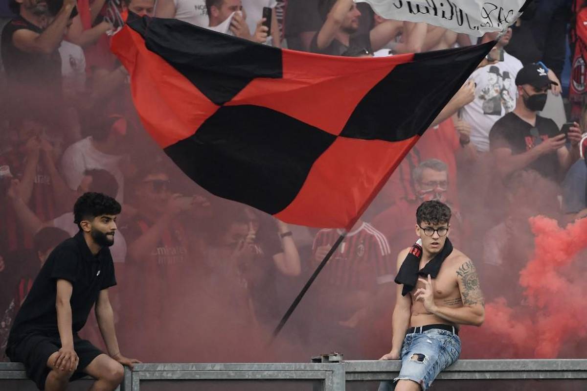 Fumándose un puro y bebiendo champagne: así fue Ibrahimovic a recoger su medalla de campeón en el festejo del AC Milan