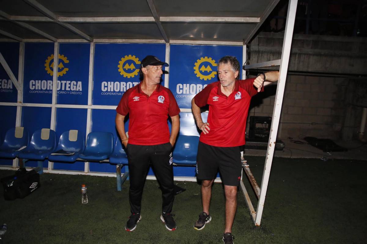 El tremendo enfado de Pedro Troglio tras la suspensión del Lobos - Olimpia y la respuesta que le envió el técnico de UPN