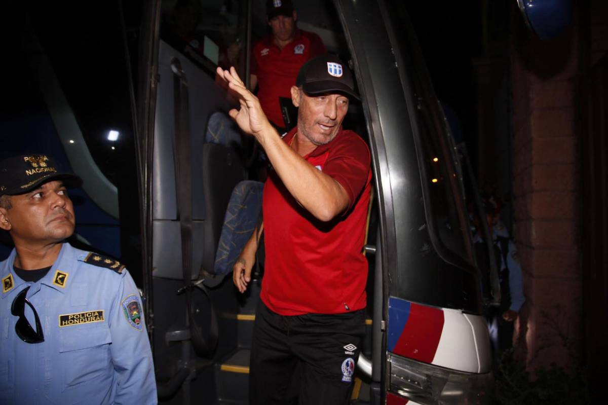 El tremendo enfado de Pedro Troglio tras la suspensión del Lobos - Olimpia y la respuesta que le envió el técnico de UPN