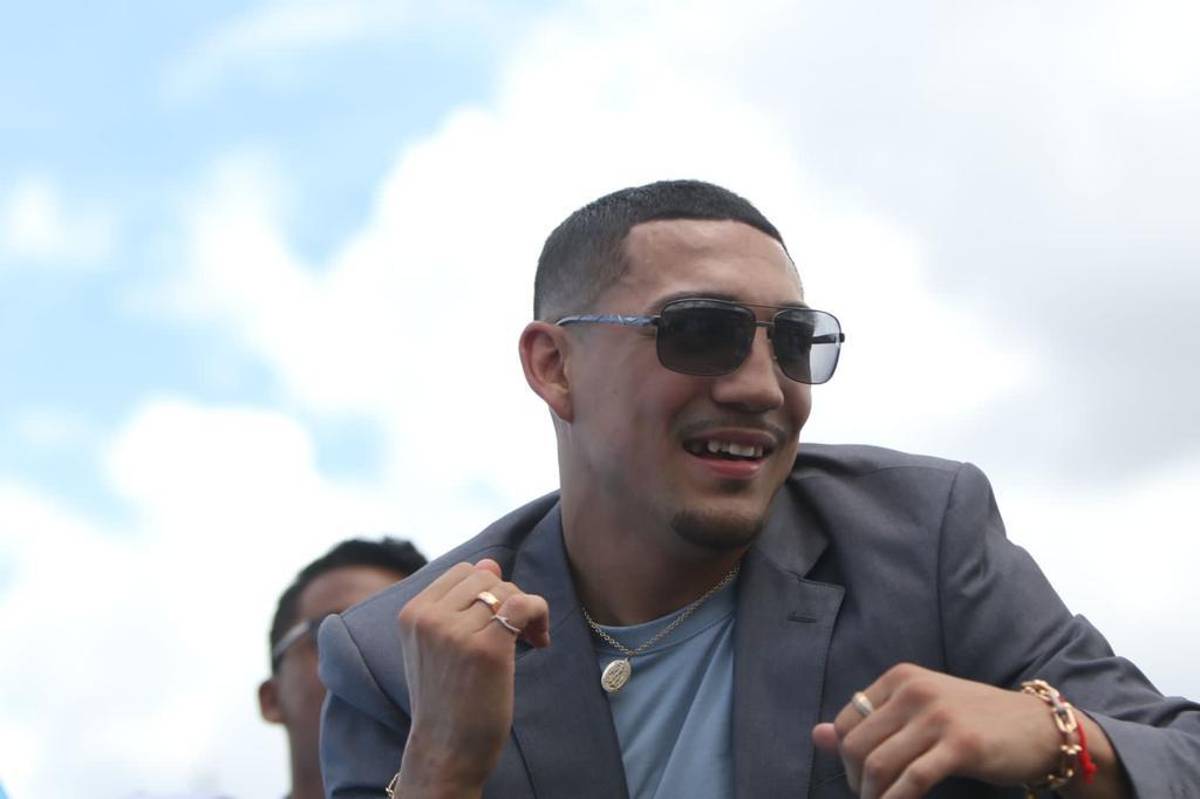 ¡Un show “peleando” con niños! Así fue captado el boxeador Teófimo López en su presencia en los desfiles de Honduras