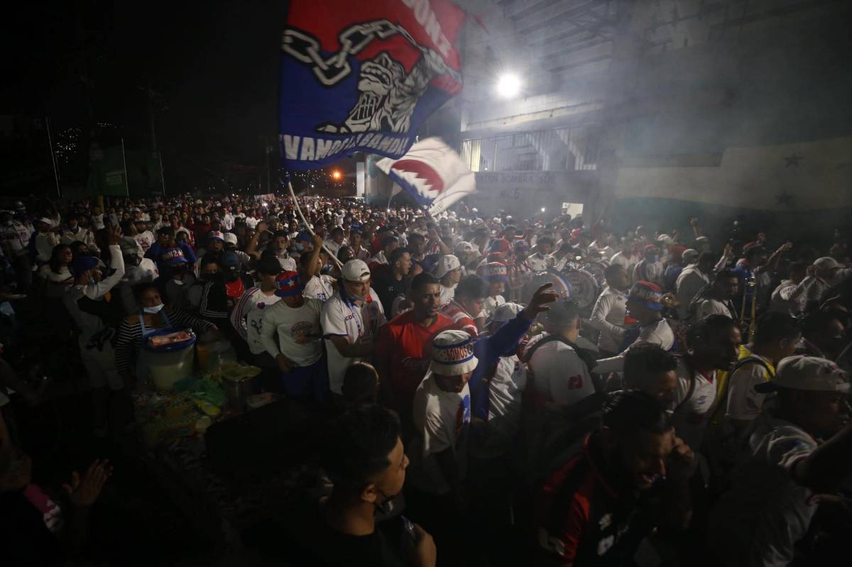 ¡Increíble llenazo! Aglomeración de aficionados a las afueras del estadio Nacional es una locura previo al Olimpia-Municipal