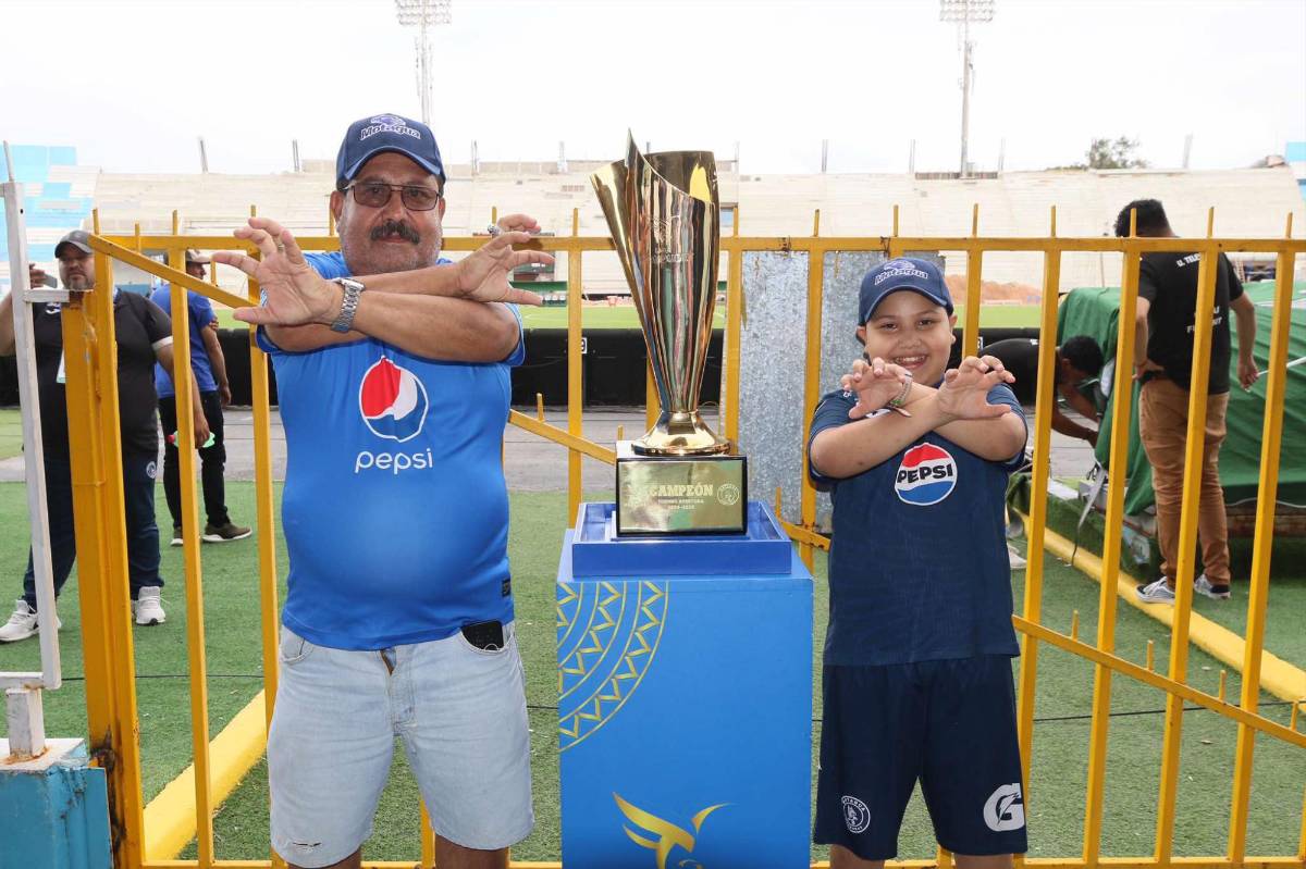 Motagua fue recibido a lo grande, la Copa estuvo a disposición de los aficionados y las novias no se pierden el show ¿Qué tomó Agustín Auzmendi?