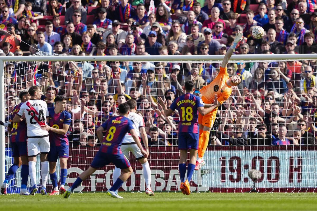 La roja para Lamine y el penal que pidió el Rayo en la victoria del Barcelona; Joan García montó un show en el Camp Nou