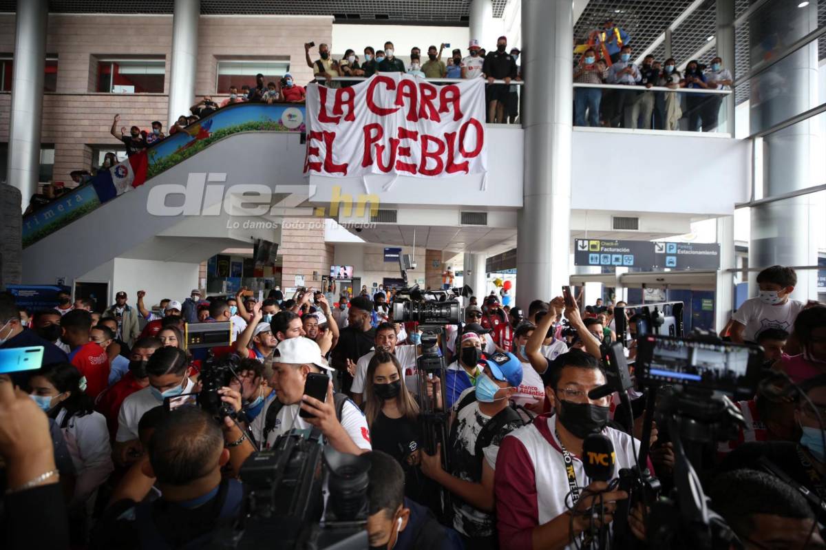 La llegada triunfal del campeón Olimpia a Honduras: La locura del ‘Patón’, el recibimiento a Bengtson y ¿quién bajó la copa?