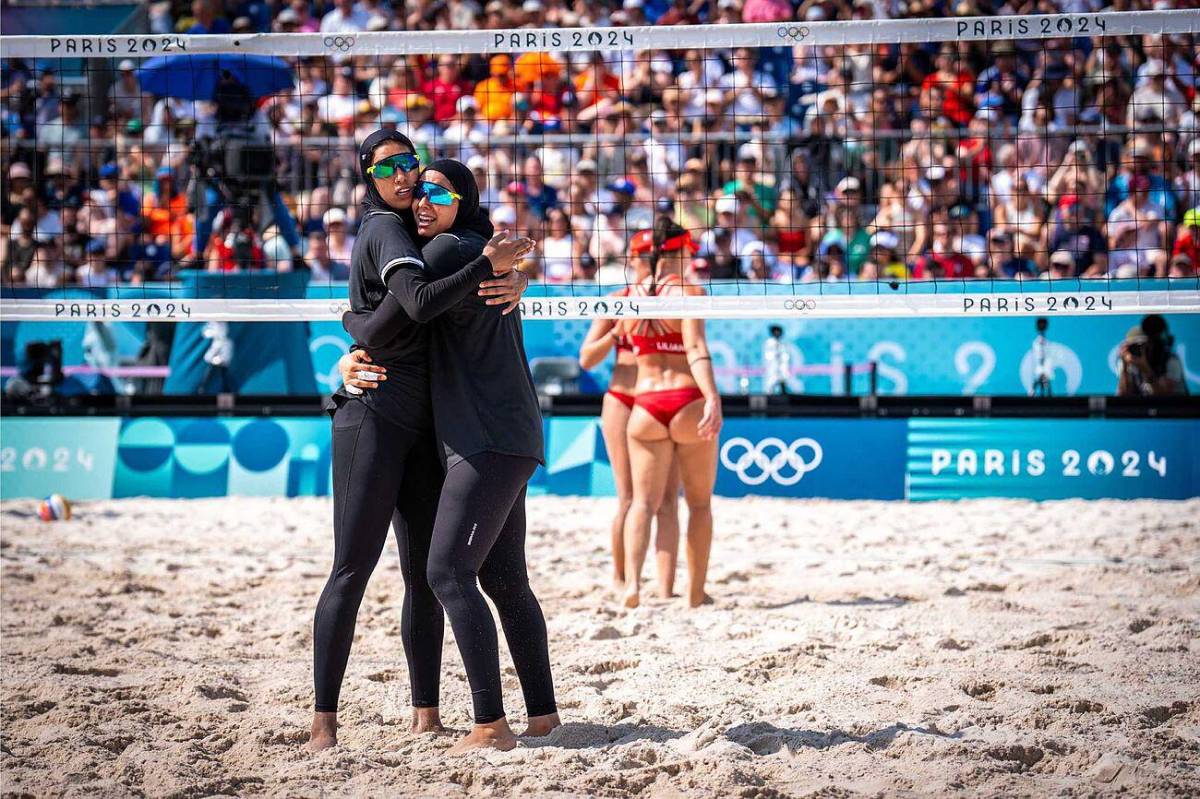 El llamativo contraste de la vestimenta en el voleibol de playa en los Juegos Olímpicos París 2024