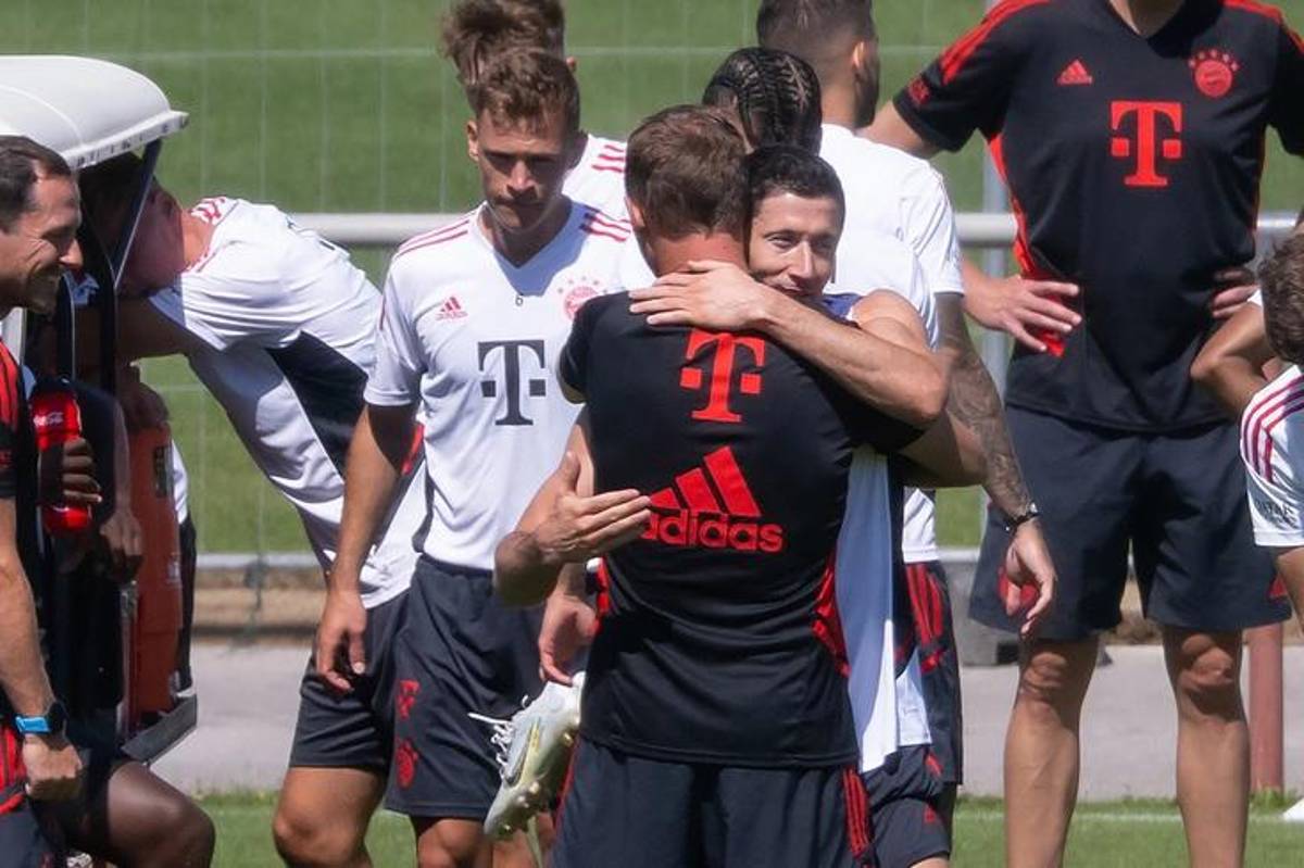 Así fue la despedida de Lewandowski del Bayern Munich: Emotivo abrazo con Müller y la reacción de la afición