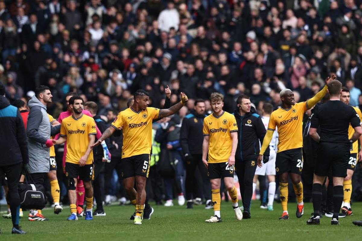 Interrumpido un partido de la FA Cup por fuertes incidentes en las gradas: futbolista tuvo que sacar a su familia