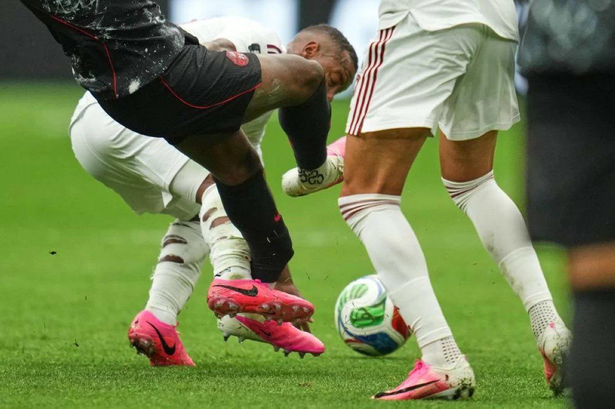 Lesionó a un rival y FIFA le impone un histórico castigo que sacude al Mundial
