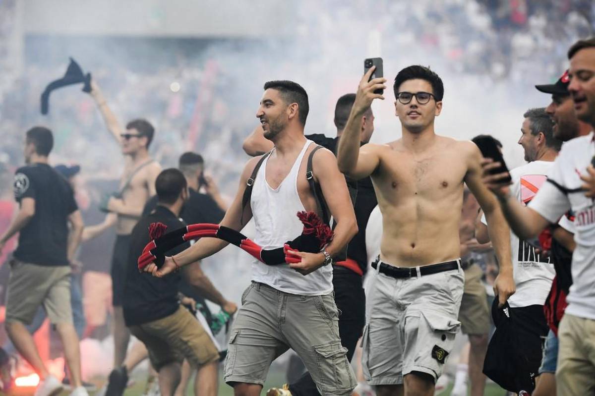 Fumándose un puro y bebiendo champagne: así fue Ibrahimovic a recoger su medalla de campeón en el festejo del AC Milan