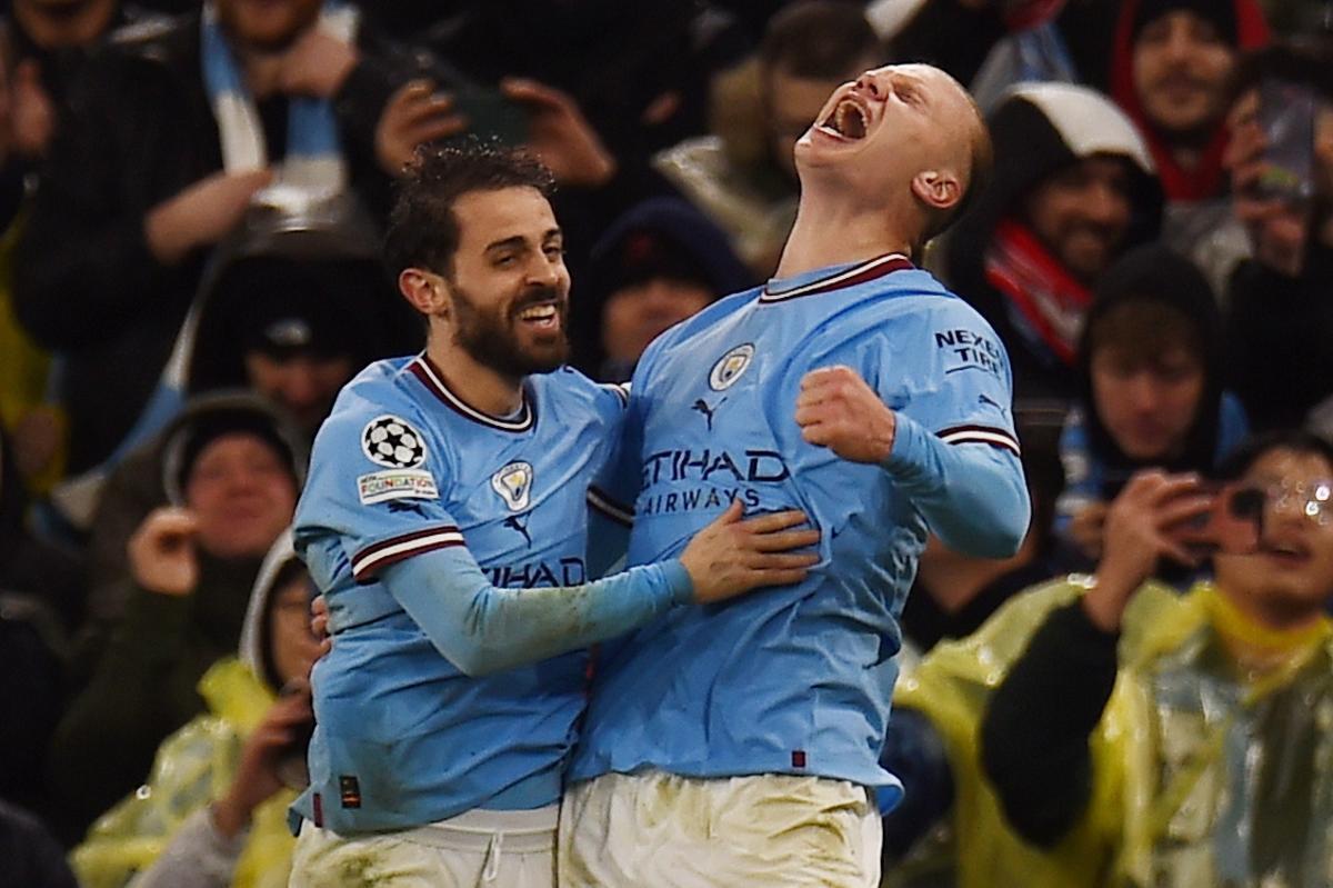 Bernardo Silva celebrando con Erling Haaland un tanto del Manchester City en la Premier League.