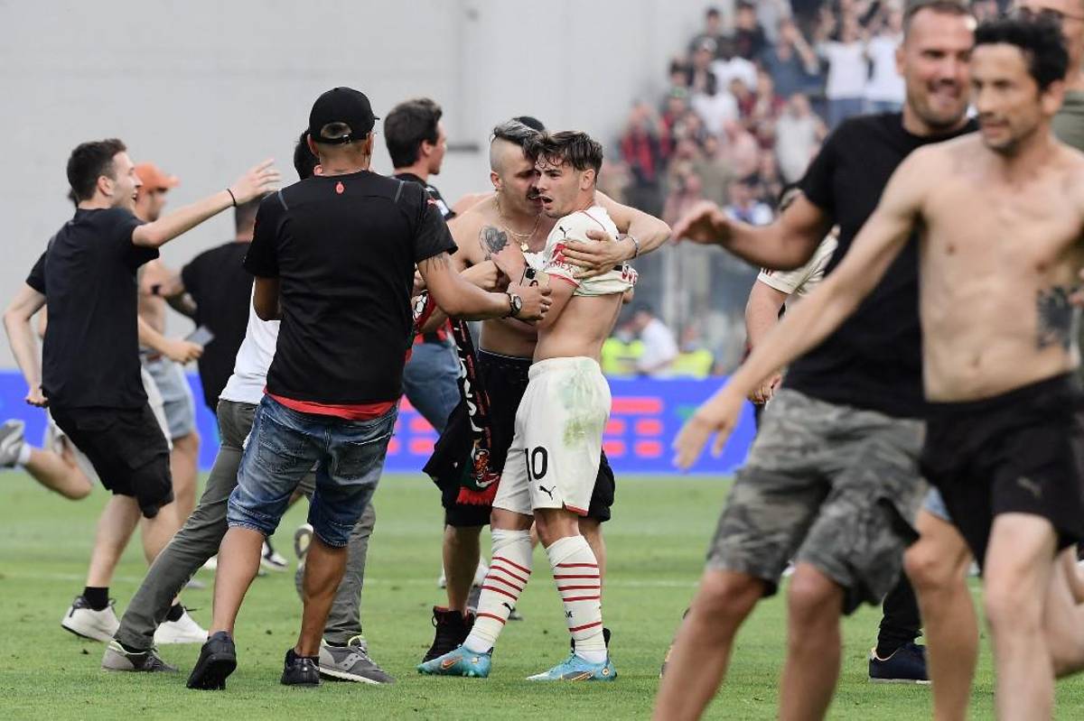 Fumándose un puro y bebiendo champagne: así fue Ibrahimovic a recoger su medalla de campeón en el festejo del AC Milan