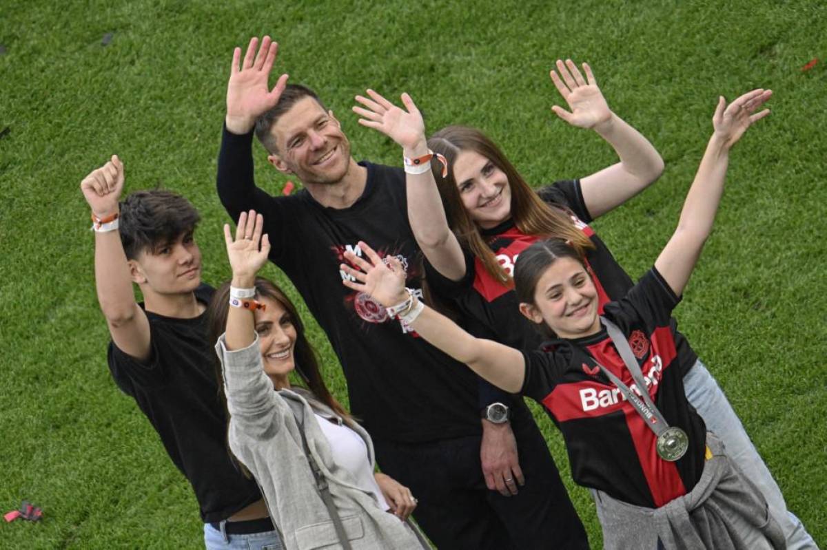 Bayer Leverkusen festeja su primer título de Bundesliga: el beso de Xabi Alonso a su esposa y descontrol en el BayArena