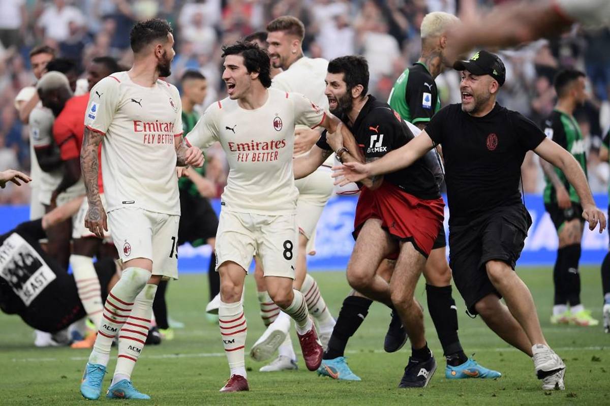 Fumándose un puro y bebiendo champagne: así fue Ibrahimovic a recoger su medalla de campeón en el festejo del AC Milan