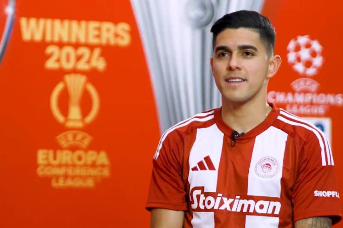 Con un carro de lujo y tirando magia: así fue presentado Luis Palma por Olympiacos en su regreso a Grecia