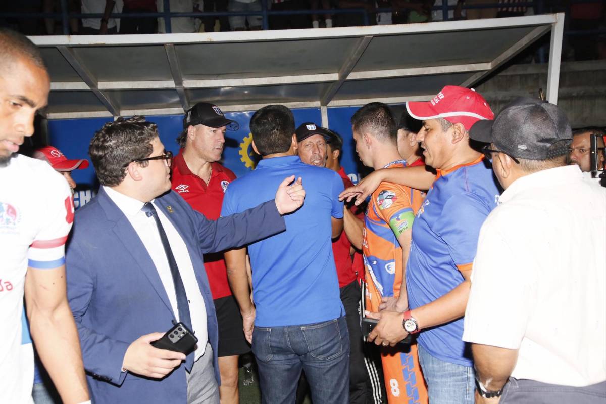 El tremendo enfado de Pedro Troglio tras la suspensión del Lobos - Olimpia y la respuesta que le envió el técnico de UPN