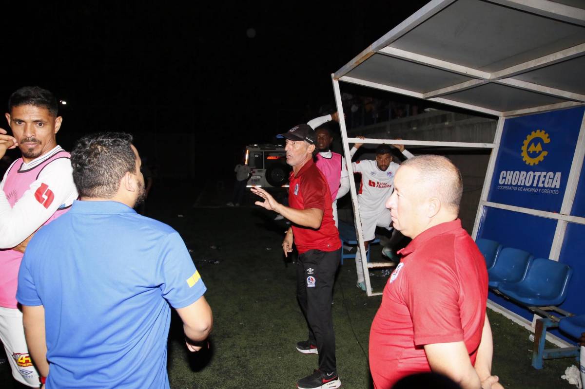 El tremendo enfado de Pedro Troglio tras la suspensión del Lobos - Olimpia y la respuesta que le envió el técnico de UPN