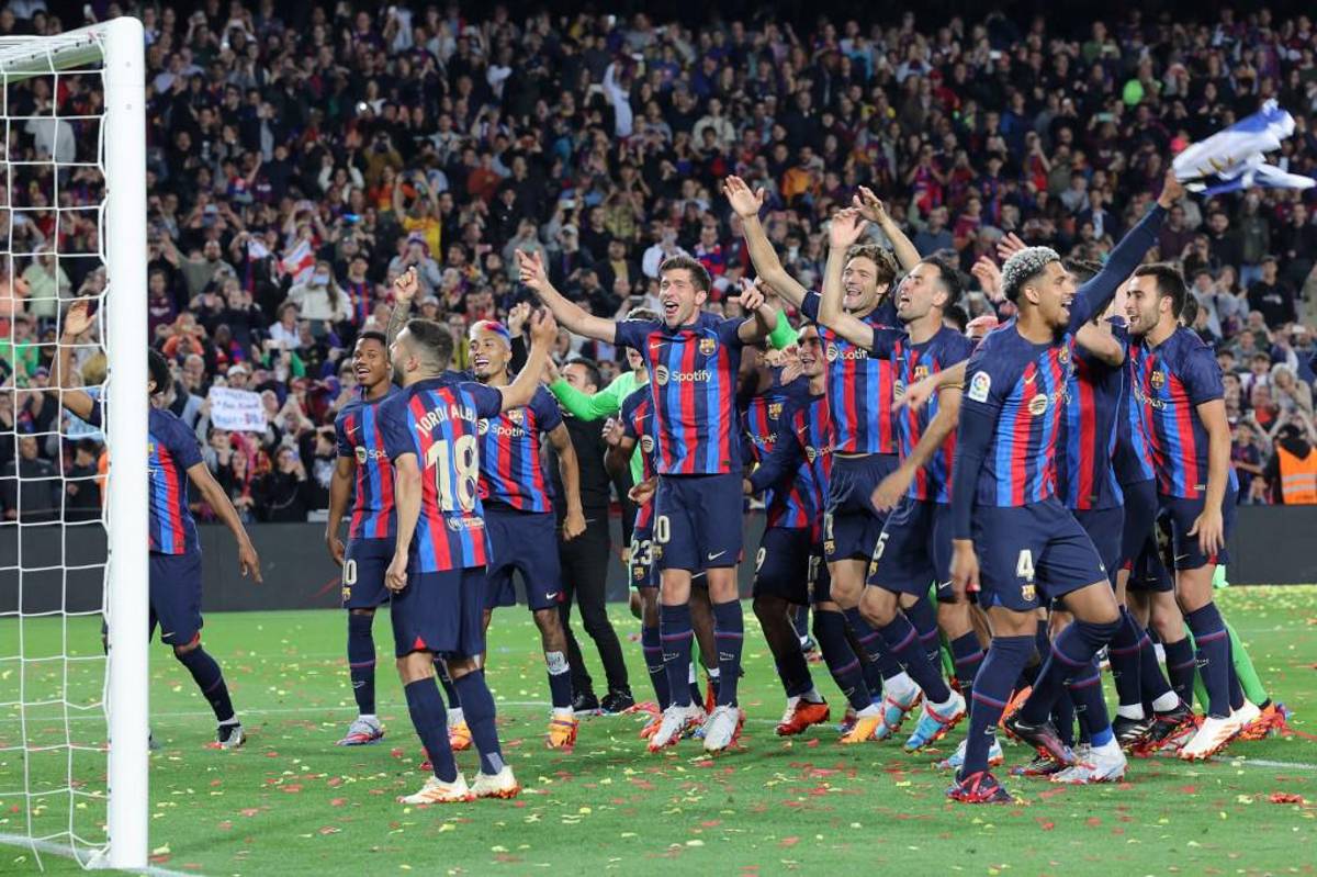 Barcelona celebra el título de campeón de LaLiga: pasillo, “nuevo” mediocampista y Busquets lideró la fiesta