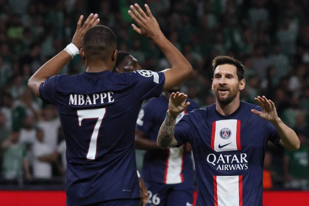 ¡Locura en Israel por Messi! Aficionado se salta al campo para abrazarlo y la reacción del argentino en el Maccabi Haifa-PSG