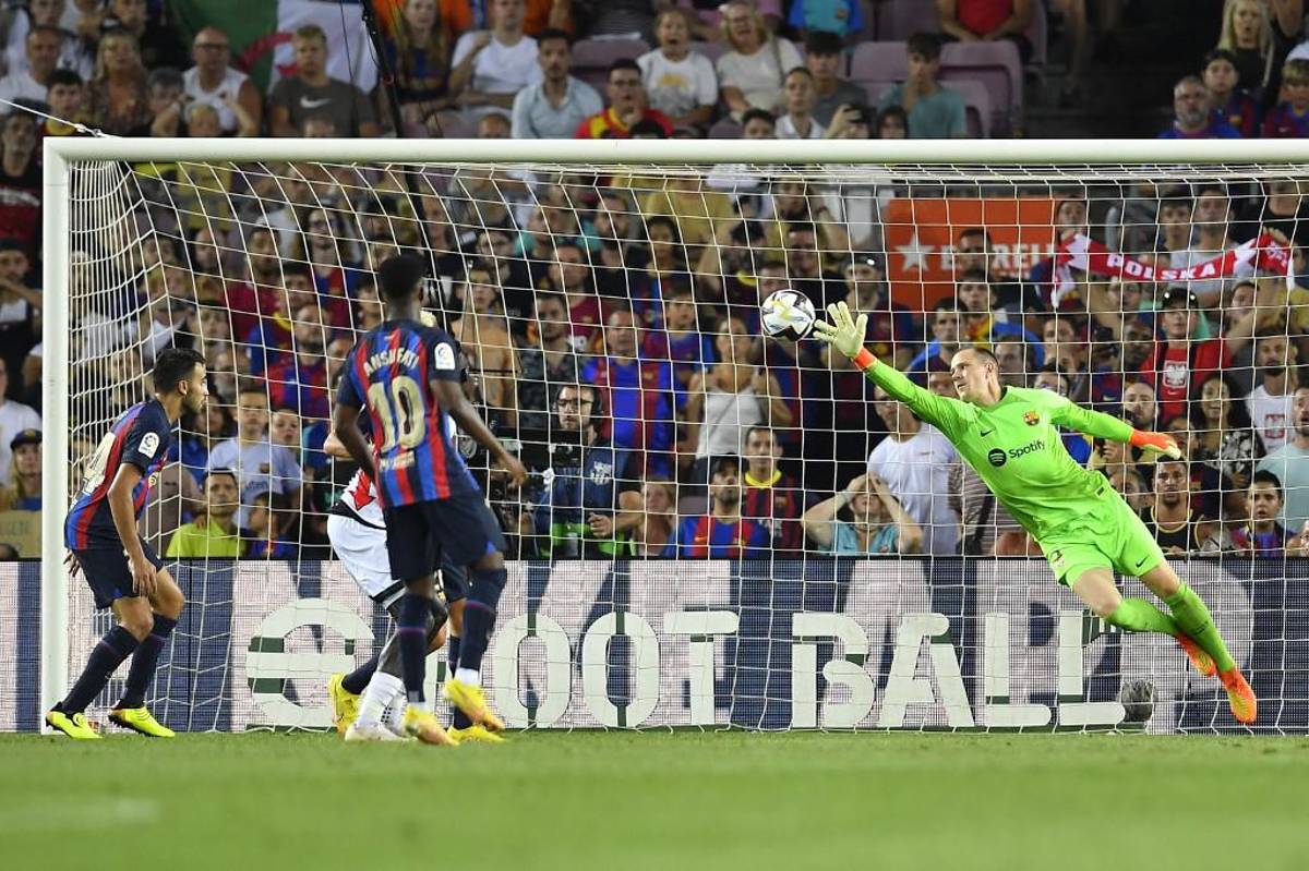 El gesto de Lewandowski tras terminar el partido y codazo de Busquets a Falcao; así fue el penal que pidió todo el Barcelona