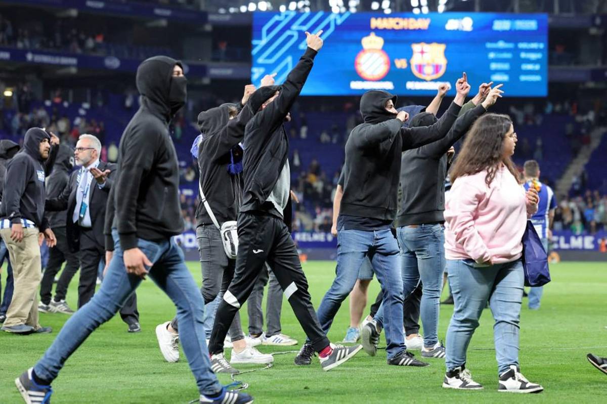 ¡Polémica! Ultras del Espanyol invaden el campo y corren a los jugadores del Barcelona tras quedar campeones de LaLiga